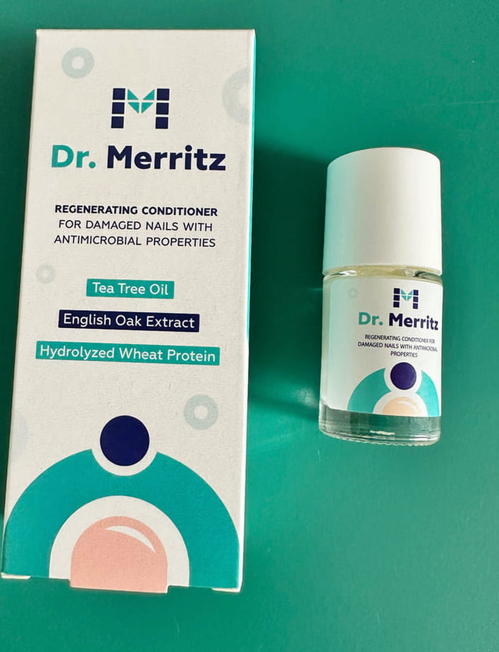 Kartonik i buteleczka Dr. Merritz 2,5 ml na turkusowym tle